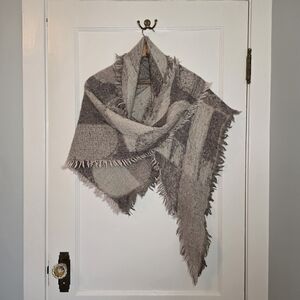 Aritzia Wilfred Wool Triangle Scarf – Grey/Cream